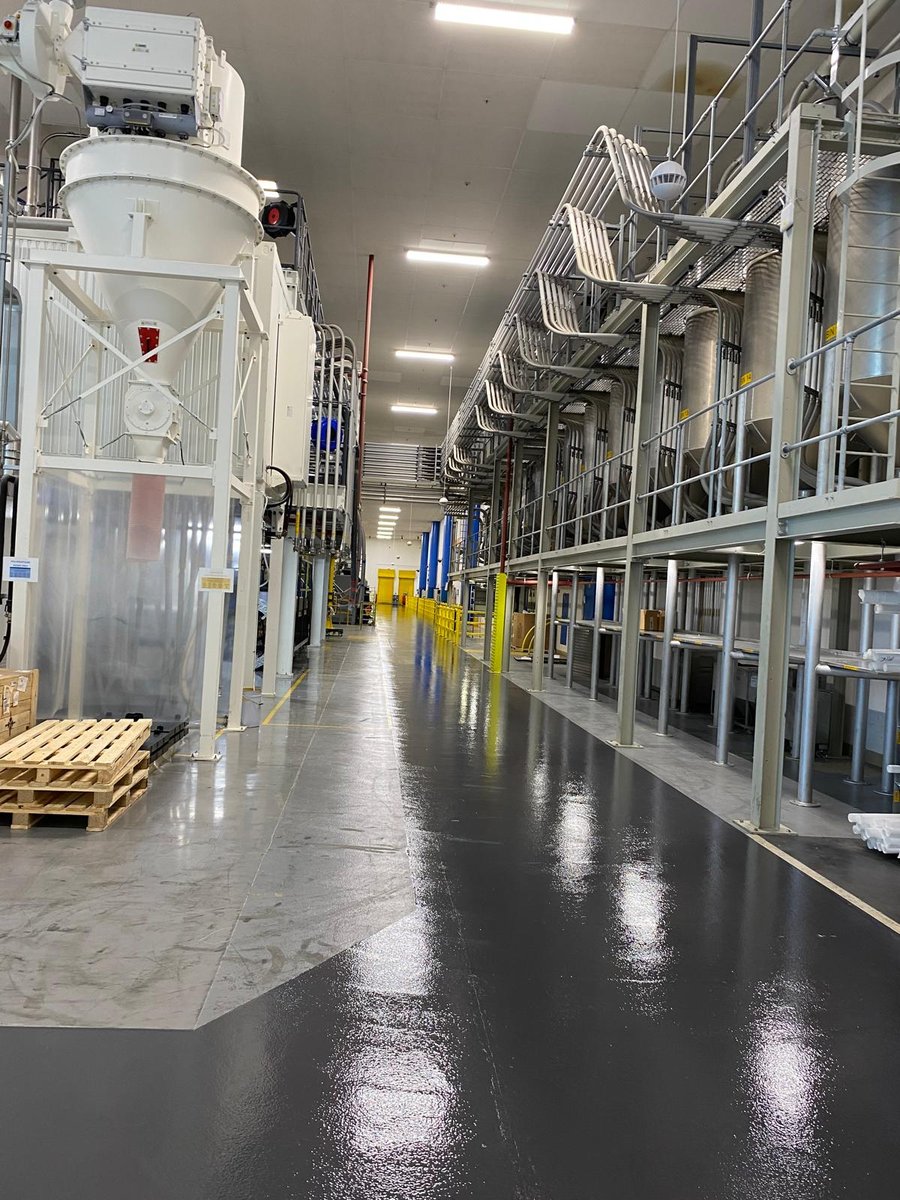 Polymer cleanroom barrier system with smooth seamless surface